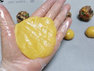广式月饼~五仁馅儿,7．取一份饼皮，用手把它压扁，压成能包裹住馅料大小的圆皮。