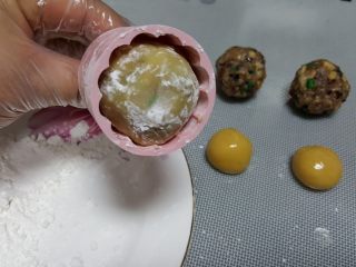 广式月饼~五仁馅儿,11．模具选好自己喜欢的花片后，将月饼胚塞入模具中进行压制。