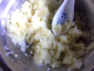 芝士焗土豆泥,蒸熟后的土豆放至盘中，用勺子将土豆块压成泥