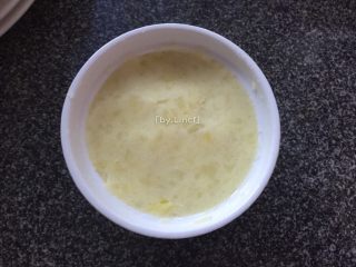 芝士焗土豆泥,搅拌均匀后装入烤碗中