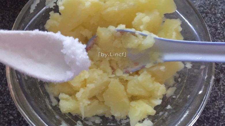 芝士焗土豆泥,加入1/8食用盐