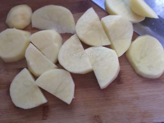 芝士焗土豆泥,土豆去皮洗净后切小成小块