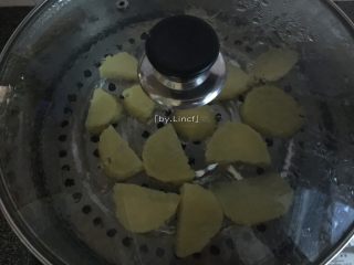芝士焗土豆泥,将切小的土豆块放入蒸锅蒸熟