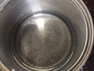 芝士焗土豆泥,锅中放适量清水，放上蒸架