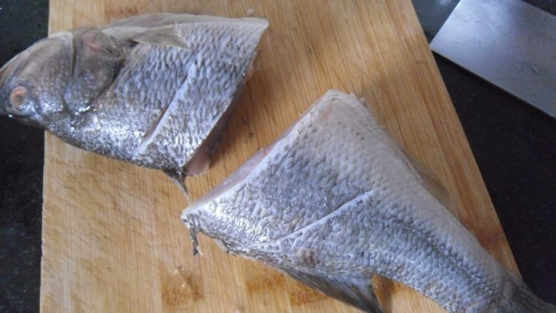 红烧鲈鱼, 靠鲈鱼脊部划刀，为了便于烹制，一切两半 