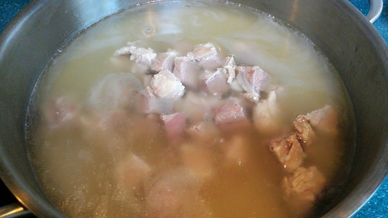 羊肉炖豆腐（附清汤羊肉）,讲羊肉块放入羊汤中。