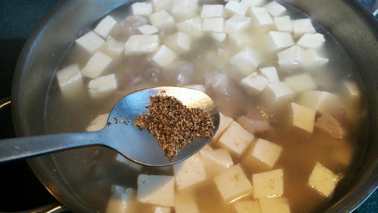 羊肉炖豆腐（附清汤羊肉）,加入适量胡椒粉大火煮开。