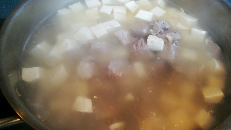 羊肉炖豆腐（附清汤羊肉）,把豆腐块也放入羊汤中。