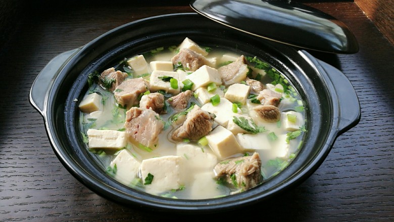 羊肉炖豆腐（附清汤羊肉）,热气腾腾的羊汤豆腐。