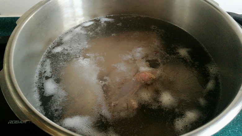 羊肉炖豆腐（附清汤羊肉）,当锅里出现白沫时，用勺子把白沫一点点撇出来。一定要撇干净。
