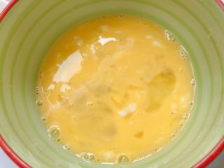 吐司香蕉卷,鸡蛋打散，放入炼乳，一起搅拌均匀