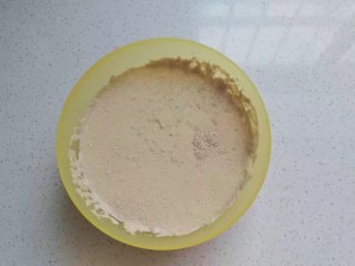 红糖椰蓉三角包,将酵母放入常温牛奶中搅拌均匀，静置3~5分钟；