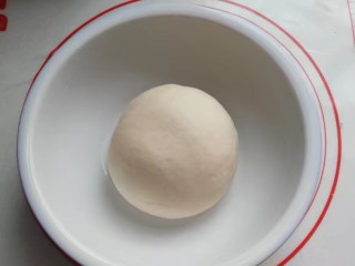 红糖椰蓉三角包,然后再揉成光滑的面团，盖保鲜膜进行发酵；