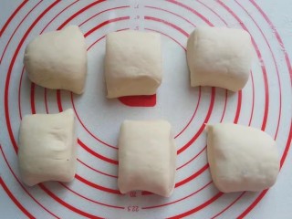 红糖椰蓉三角包,把长条面团分成均匀的小段滚圆，盖保鲜醒发几分钟；