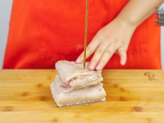 好吃不腻脆皮烤肉~,用长的竹签在肉面扎孔（扎深一点）或者用刀切开口子，不要切断皮脂层