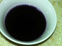 蓝莓慕斯杯,将80克清水倒入蓝莓酱中，搅拌均匀