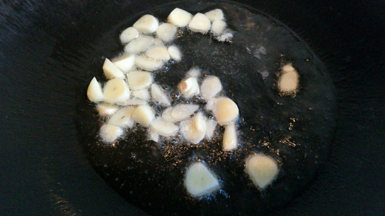 蒜香红苋菜,炒锅烧热放油，放入蒜片爆香