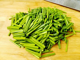 韭菜苔炒香干,韭菜苔洗净，切成大约两厘米的长段。