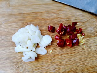 韭菜苔炒香干,大蒜切成片，干辣椒切小块儿！