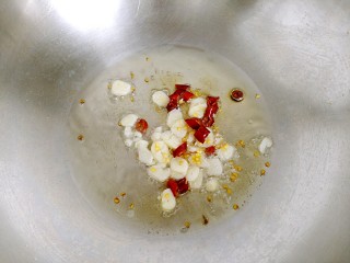韭菜苔炒香干,放入切好的大蒜和干辣椒爆香。