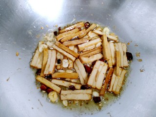 韭菜苔炒香干,放入香干翻炒均匀。