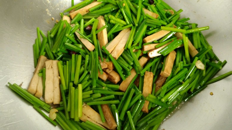 韭菜苔炒香干,放入韭菜苔，继续翻炒。