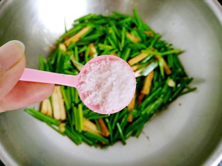 韭菜苔炒香干,加入2g食用盐。