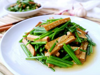 韭菜苔炒香干,出锅装盘，可以美美哒开吃啦！要多备些米饭哟！😊