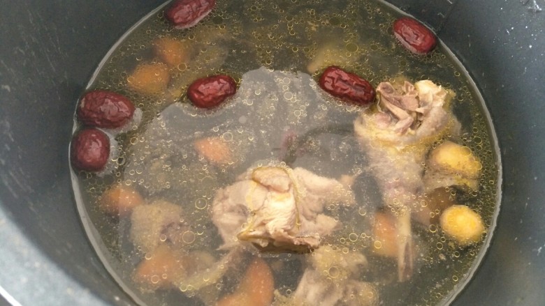 ＃秋季温补祛风，防感冒＃老母鸡汤面条篇,一个半小时后加入一些红枣煮15分钟