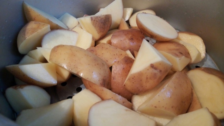 麻辣鲜香土豆块,土豆放高压锅，隔水蒸熟