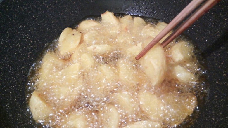 麻辣鲜香土豆块,炸到土豆外皮微黄，就可以盛盘