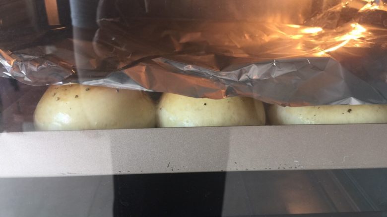 黑椒土豆小面包,表面变金黄的时候盖一层锡纸，以防出现顶部烤焦而里面没熟的情况