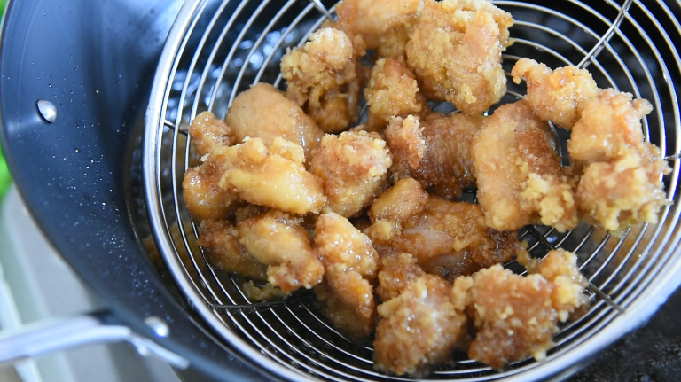 川菜"辣子鸡丁"学会了技巧，又香又下饭,煎炸3分钟左右，变金黄后，控油捞出