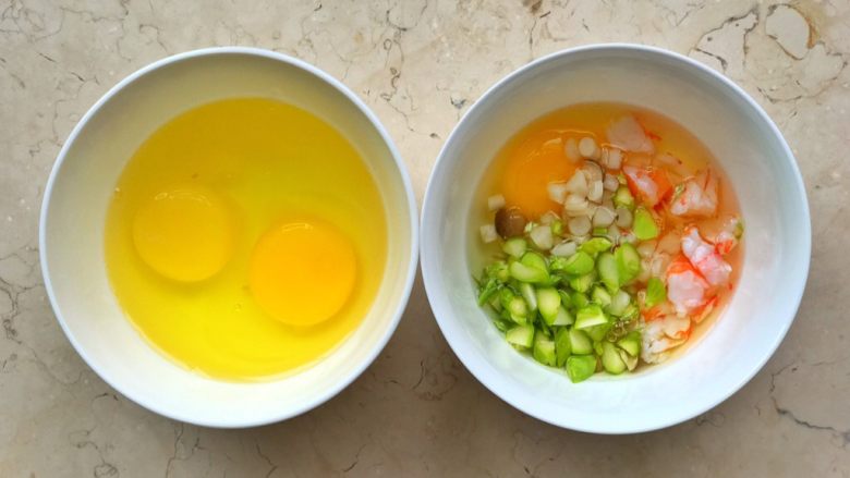 幸福满满厚蛋烧（宝宝辅食）,三个鸡蛋分2个碗装，一个碗装1个，一个碗装2个。将需要包进去的材料放入1个鸡蛋的碗里。