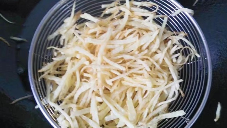 干煸土豆丝,炸至金黄硬挺时捞起控油；（因为土豆含水份，炸的时间稍微有点长哦）
