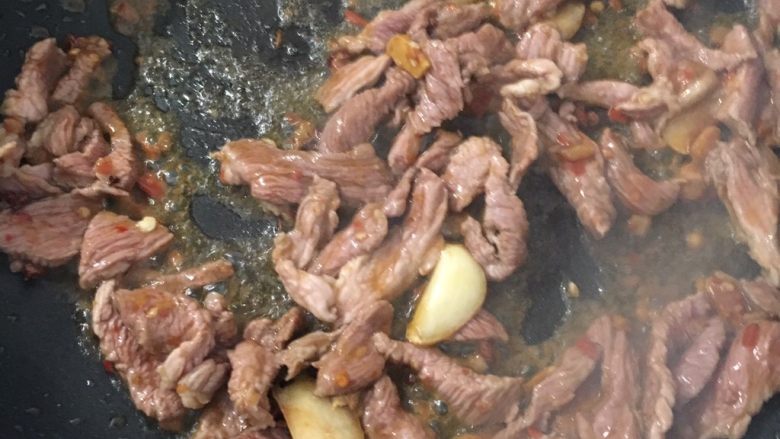 青椒榨菜肉丝,放肉进去炒，肉前期也可以加点淀粉