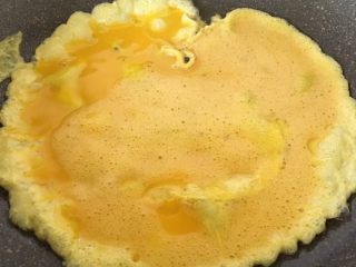 鸡蛋胡萝卜丝,放入蛋液，等蛋液凝结后翻炒