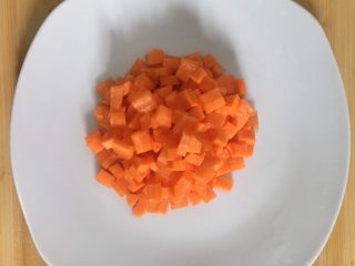 杂蔬,胡萝卜切丁后用清水泡，待下锅前捞出沥水备用