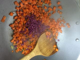 杂蔬,胡萝卜丁中小火炒2分钟后放入紫薯丁