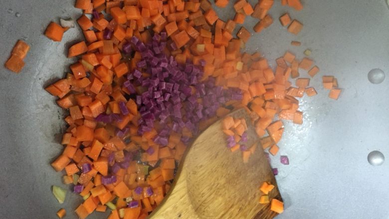 杂蔬,胡萝卜丁中小火炒2分钟后放入紫薯丁