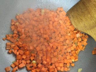 杂蔬,锅中低温时倒入芝麻油，同时放入姜丁、胡萝卜丁