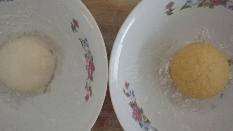 南瓜蒸饺,﻿揉成两个面团，用保鲜膜盖好，醒10分钟﻿﻿﻿