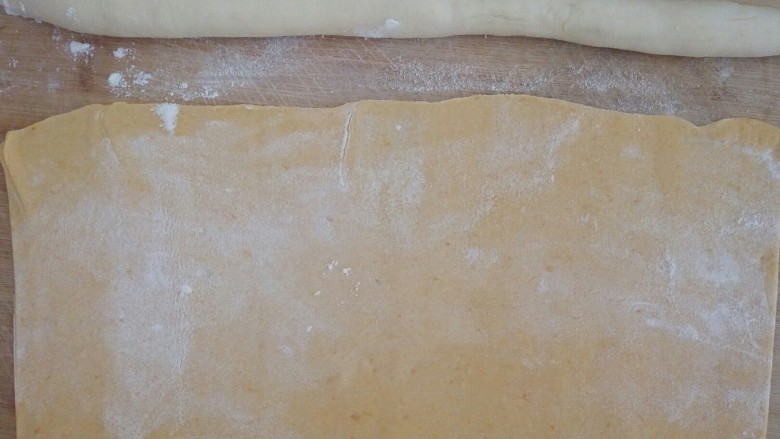 南瓜蒸饺,﻿﻿刀板上撒些面粉，﻿把白面揉成长条﻿，南瓜面团擀成长方形﻿﻿﻿﻿﻿﻿