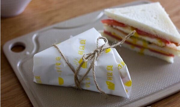 火腿芝士鸡蛋三明治,用麻绳来个蝴蝶结，是不是超有爱！