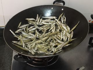 豆鼓焖河鱼,煎的同时随时转动锅，把每一个地方都要煎到金黄