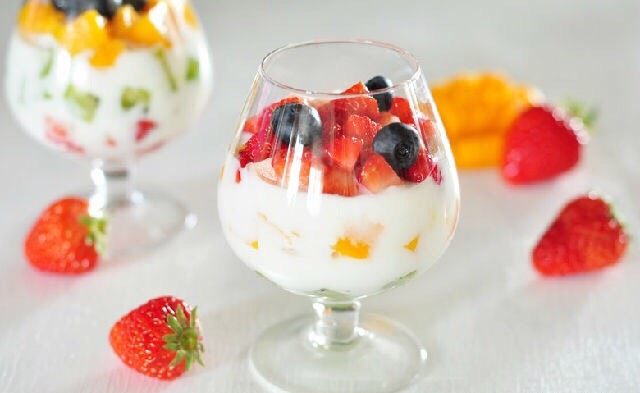 法式甜品：莓果酸奶巴菲