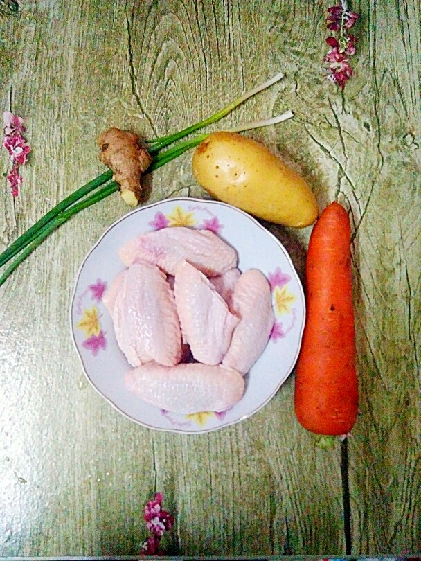 胡萝卜土豆酿鸡翅,准备好食材