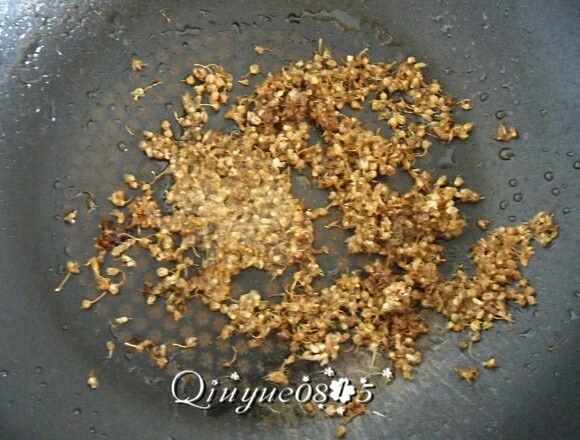 麻麻花土豆稀饭,等稀饭熬好时，把麻麻花用油炮一下。