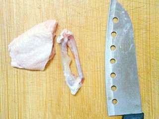 胡萝卜土豆酿鸡翅,用水果刀在鸡翅切口的侧面划开，两面如此，慢慢把骨头剔出来