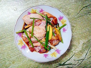 胡萝卜土豆酿鸡翅,把鸡翅抓匀，腌制30分钟